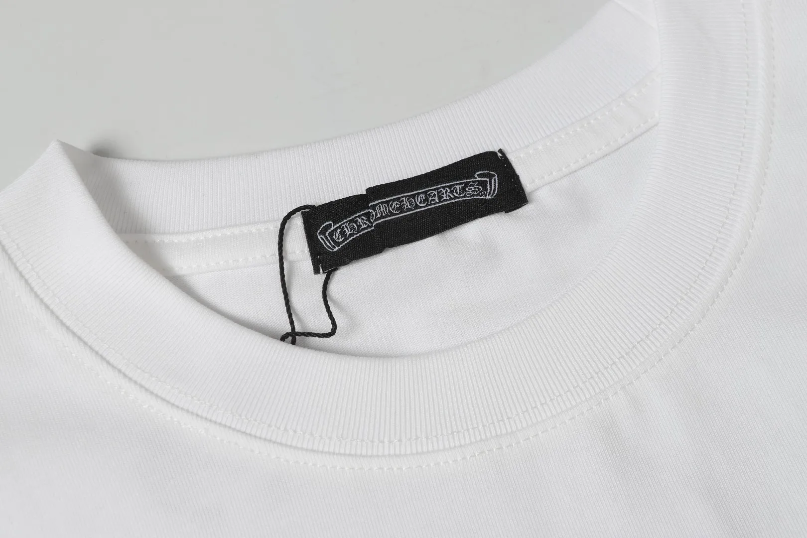 P150 Chrome Hearts* Chrome Hearts are made of 300g double yarn fabric, 1*1 Solona rib, imported digital white ink direct printing, in the perfect blend of fashion and science, a feast of precision and color, high-definition color details, green and environmentally friendly concepts, loose version, same style for men and women. Color: Black White Size: XS S M L